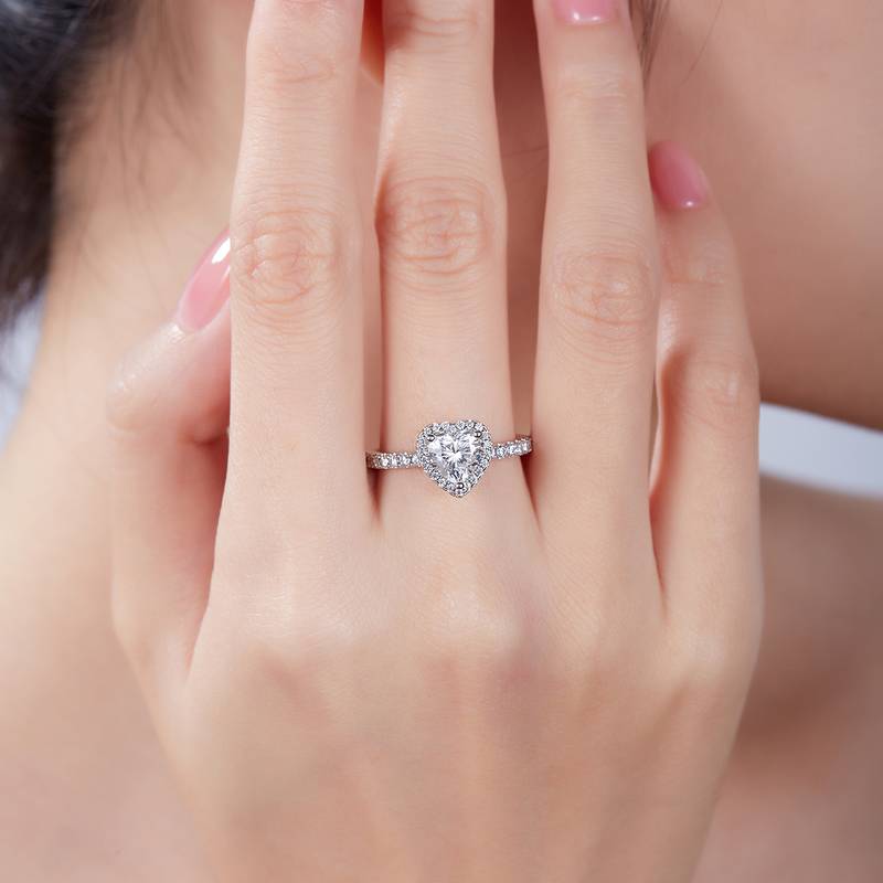 Affordable Luxury心形S925银镀白金MoissaniteWomen's Ring1.0ctD级